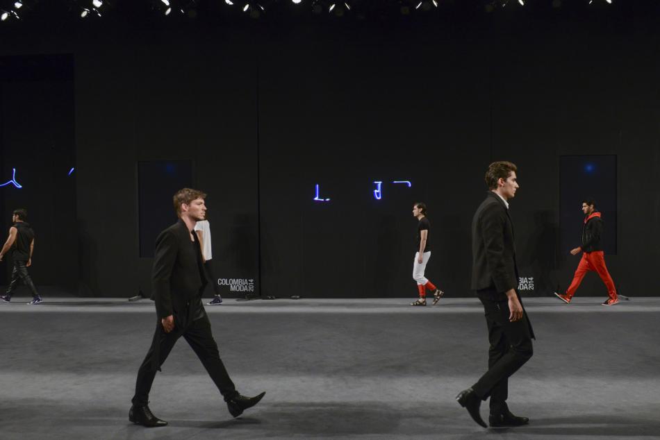Sobriedad y creatividad en la pasarela de Julián Ruíz
