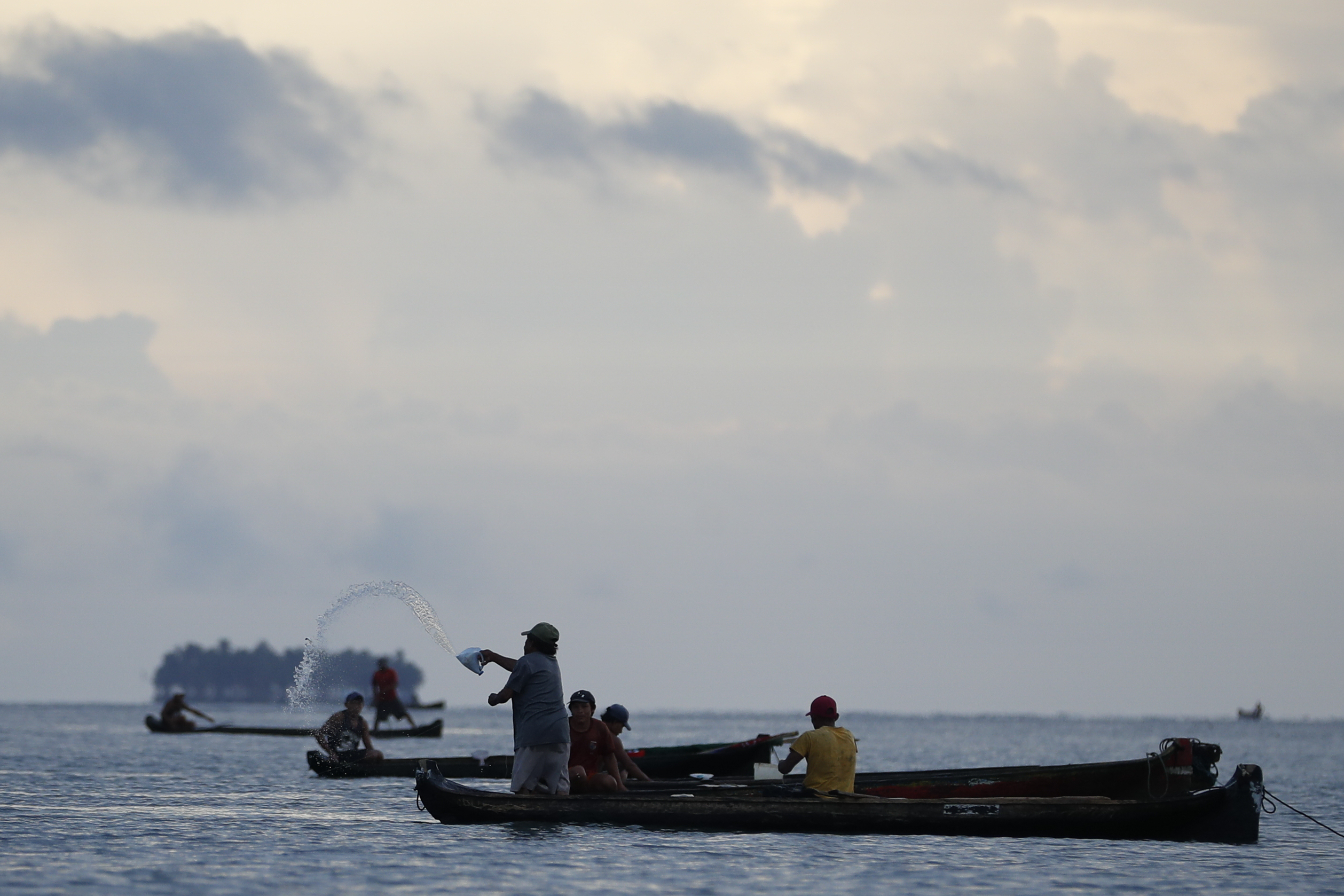 AME2480. GUNA YALA (PANAMÁ), 07/06/2024.- Fotografía fechada el 29 de mayo de 2024 de indígenas pescan en la Comarca de Guna Yala en Panamá. La producción pesquera y acuícola mundial alcanzó en 2022 un récord de 232,2 millones de toneladas con proyecciones de crecimiento de un 10 % para la próxima década, y con el reto para el sector de consolidarse como clave para la seguridad alimentaria global. EFE/ Bienvenido Velasco