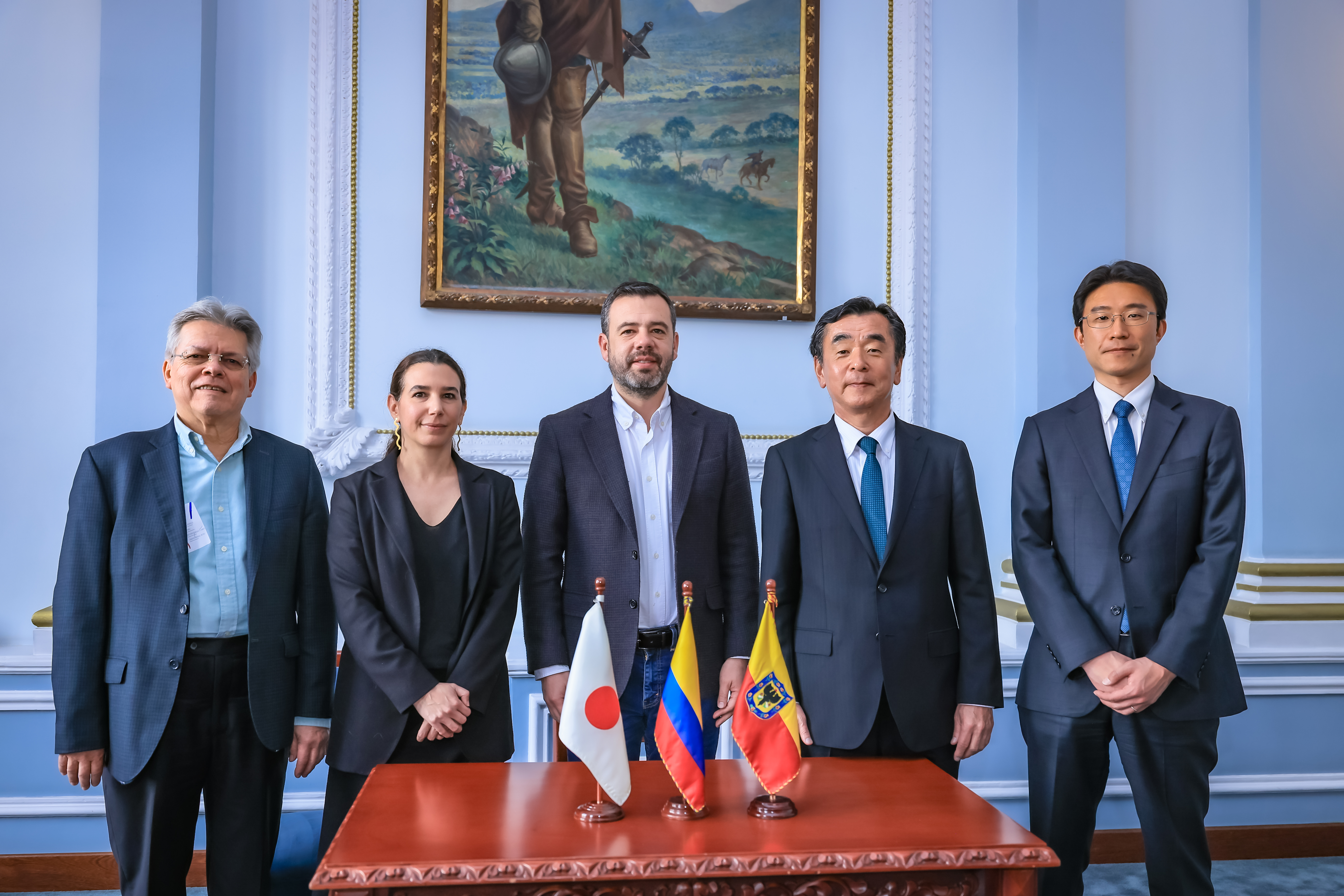Alcalde Carlos Fernando Galán junto a la Secretaría de Planeación, Úrsula Ablanqué (izquierda), el gerente del metro, Leonidas Narváez (orilla izquierda) y los emisarios japoneses.