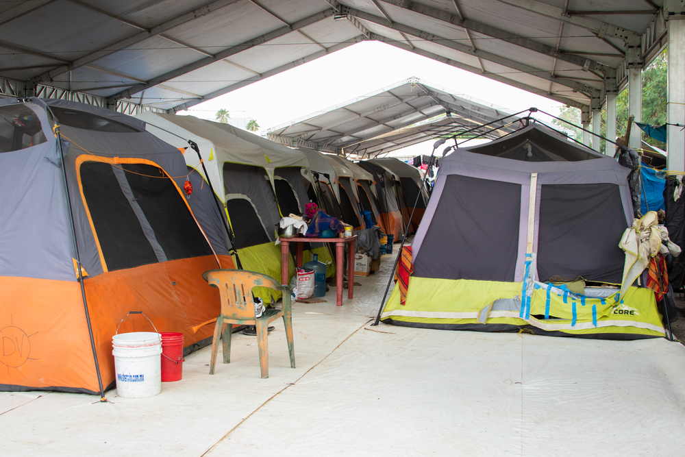 Una serie de tiendas de campaña, ubicadas en la única zona con sombra del campamento. Desde hace más de un año, familias enteras malviven aquí. En estas condiciones de hacinamiento, las recomendaciones para prevenir la COVID-19, como mantener la “sana distancia”, han sido imposibles de implementar.