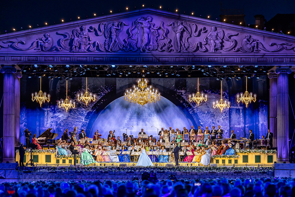 André Rieu y la orquesta Johann Strauss, se presentaron ante 11 mil personas en Maastricht.