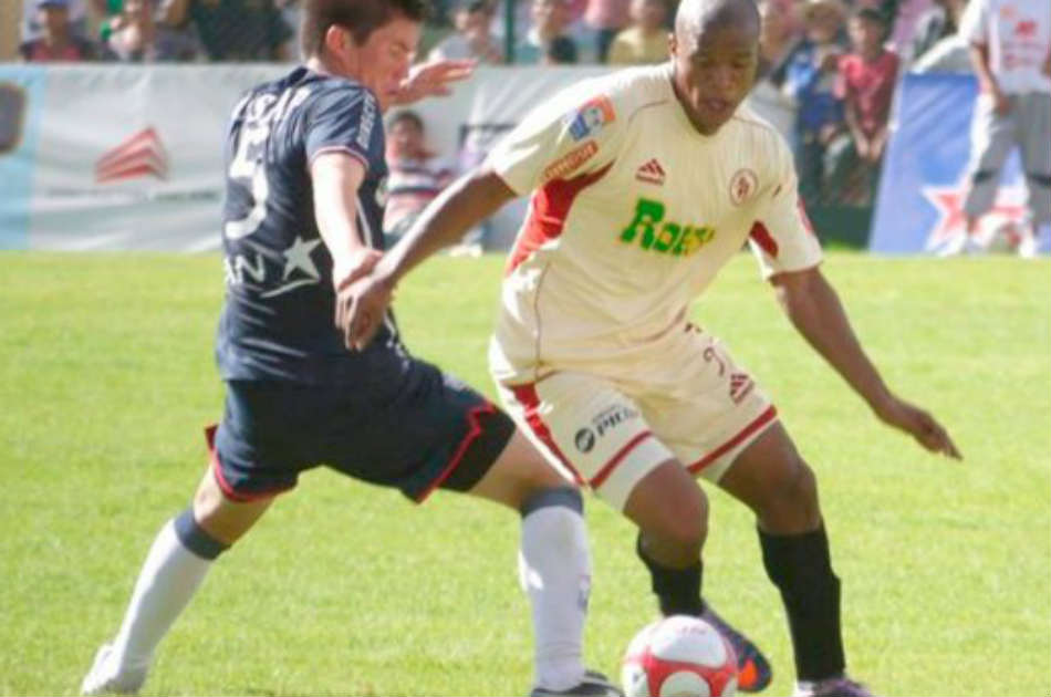 Guazá y Perea se destacan en el fútbol peruano