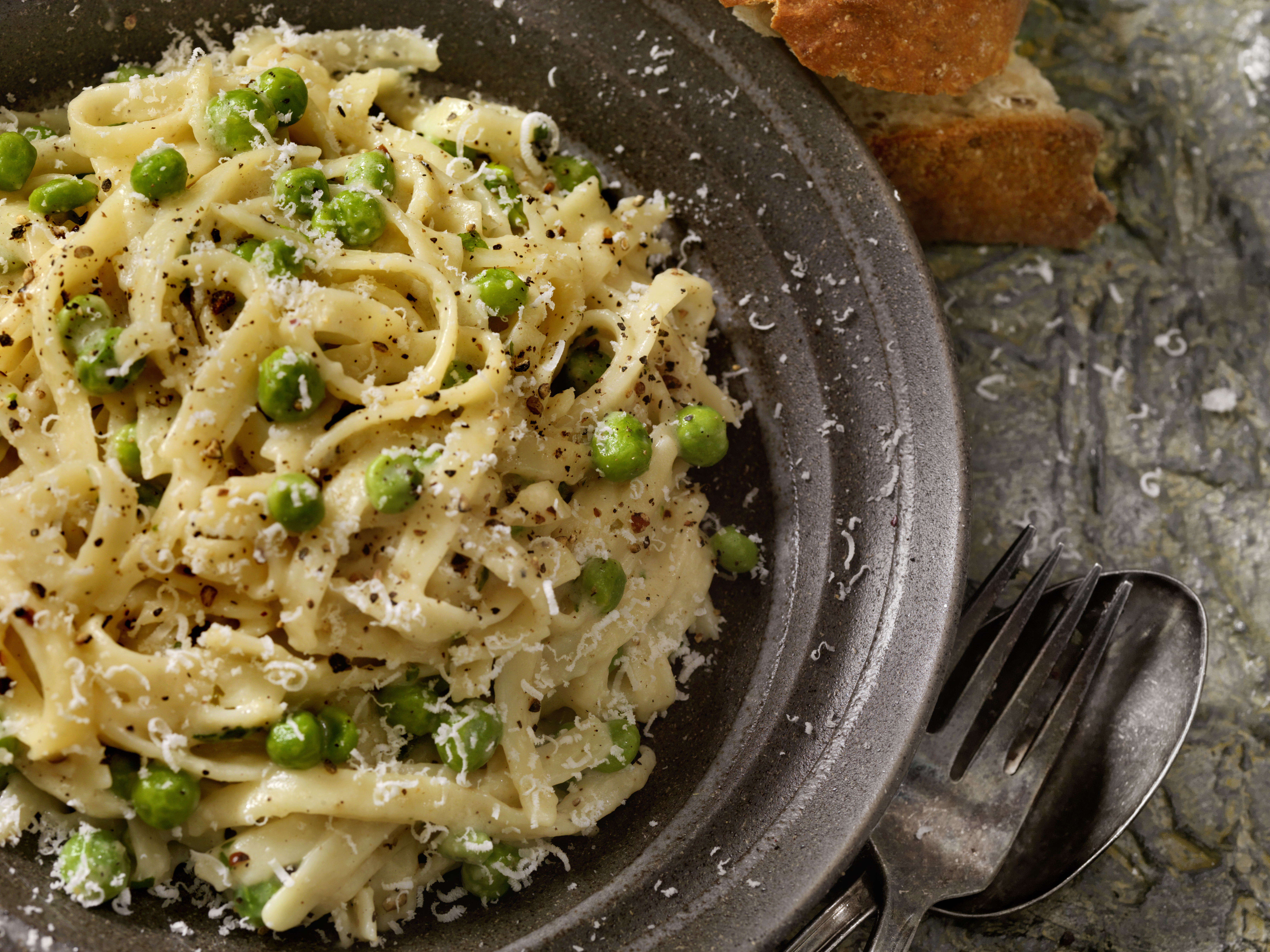 Pasta Alfredo con arvejas, tocineta y mozarella