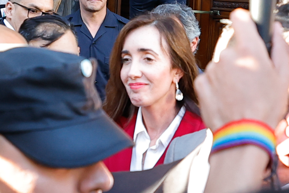 AME9006. BUENOS AIRES (ARGENTINA), 22/11/2023.- La vicepresidenta electa de Argentina, Victoria Villarruel, sale hoy del Senado luego de una reunión con Cristina Fernández, en Buenos Aires (Argentina). Villarruel calificó como "cordial" y "respetuoso" el encuentro de poco más de una hora que mantuvo este miércoles con la expresidenta y titular del Senado argentino, Cristina Fernández. "Fue una charla amable", afirmó Villarruel tras reunirse con Fernández, vicepresidenta saliente, en el Senado argentino, en el marco de la transición institucional con vistas a la investidura del libertario Javier Milei como presidente del país el próximo 10 de diciembre. EFE/ Juan Ignacio Roncoroni