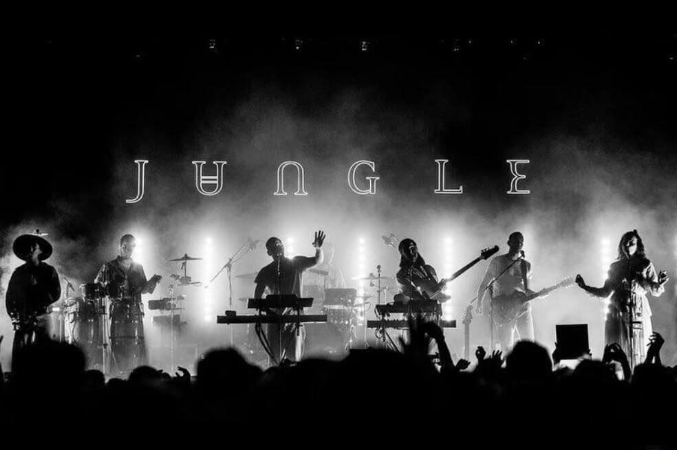 Jungle, la banda que en vivo parece escucharse con audífonos