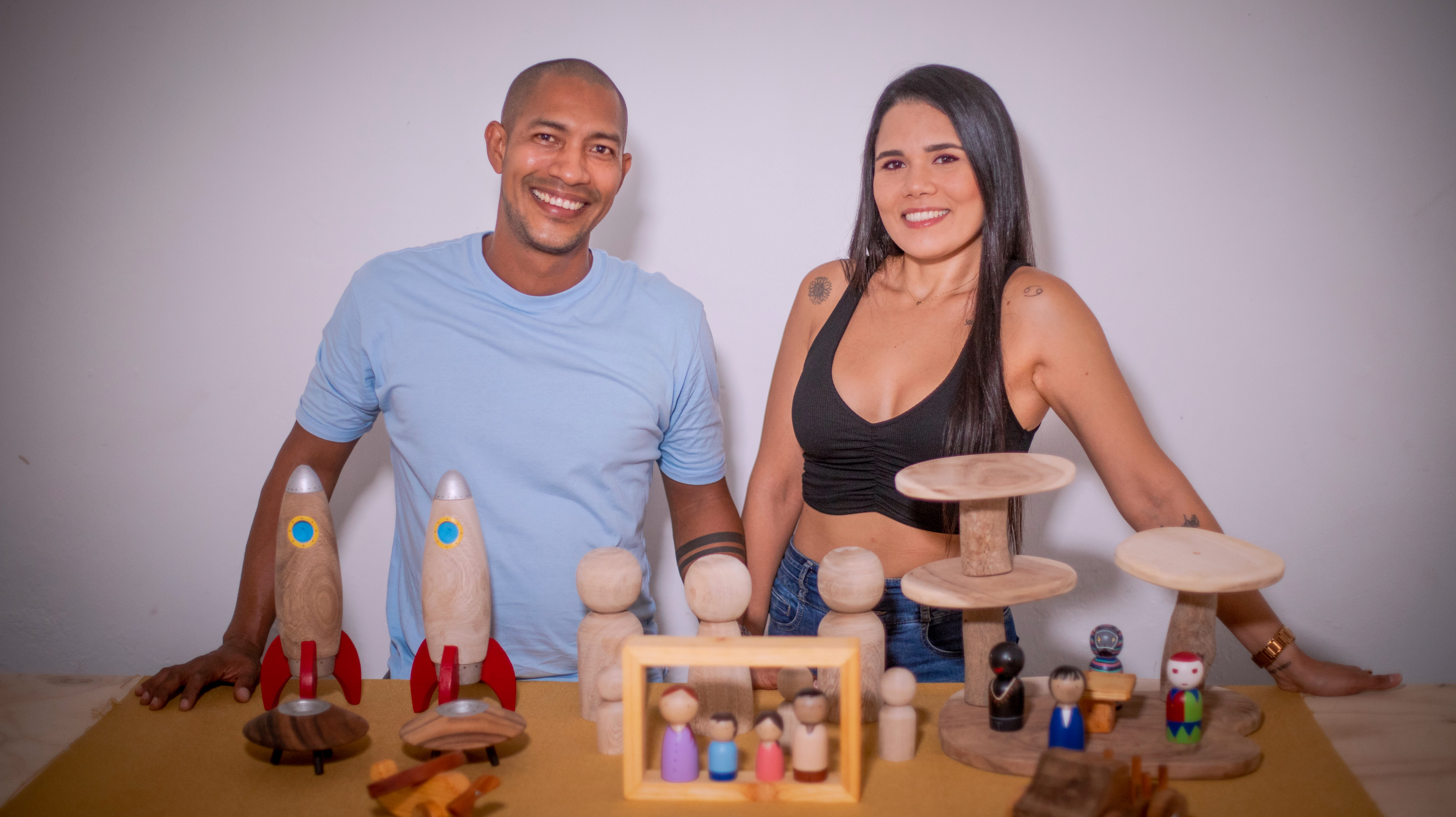 Ellos crean juguetes de madera reciclada para fortalecer el aprendizaje en niños