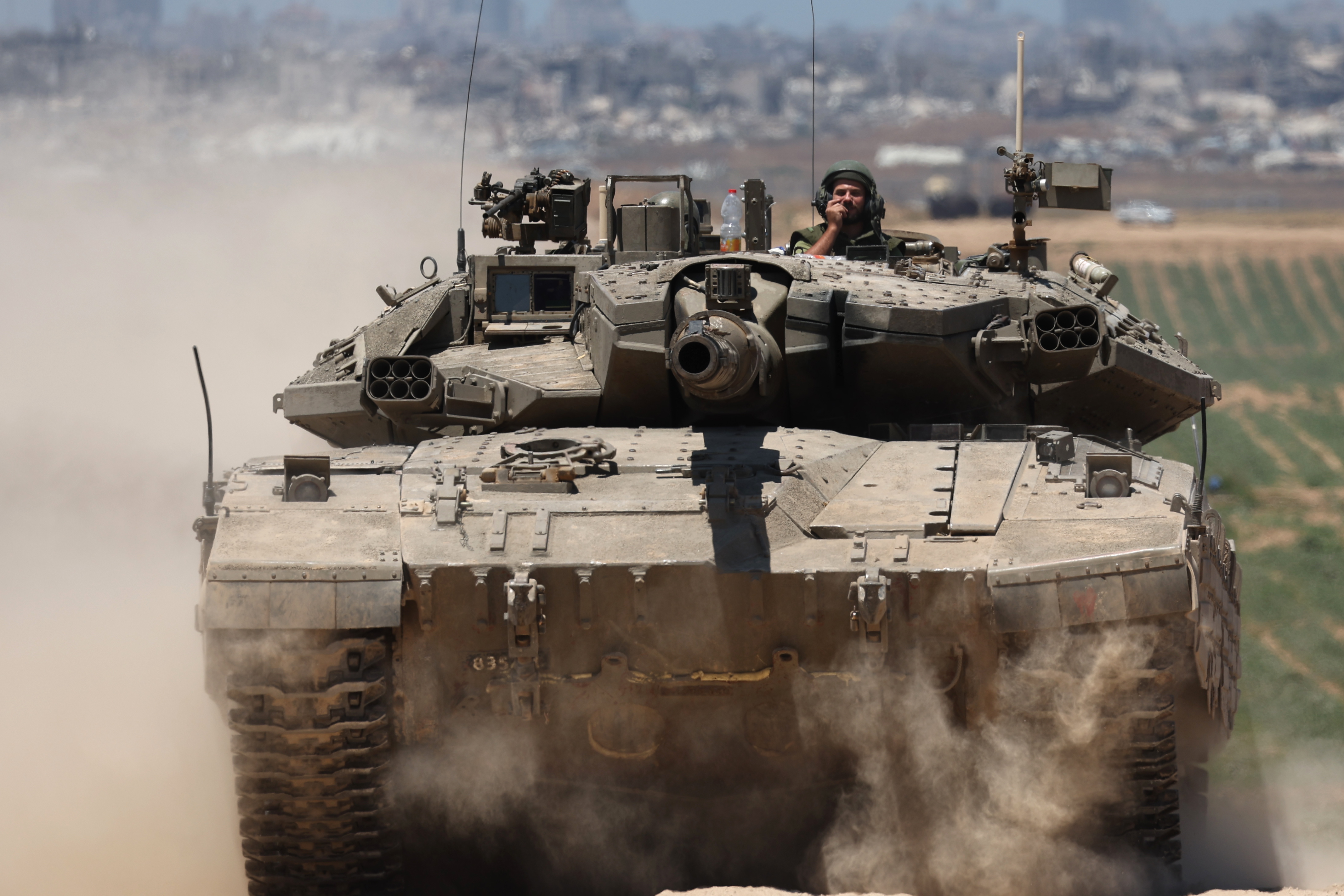 Tanques israelíes atacan los únicos dos hospitales en función en el norte de Gaza