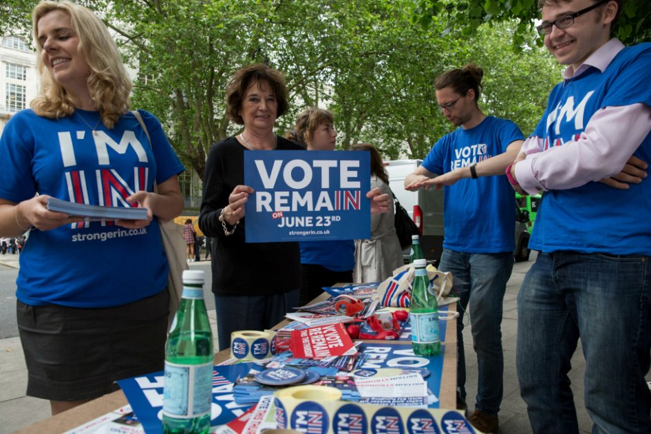 Seguidores de la permanencia hacen campaña para el referéndum en Londres. / EFE