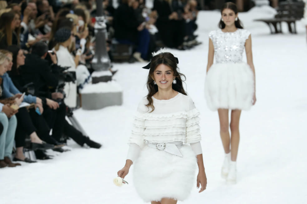 Penélope Cruz rinde homenaje a Lagerfeld desfilando para Chanel en París