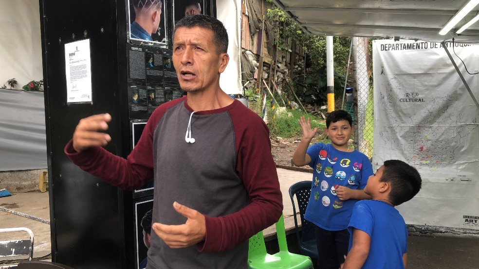 Martín Emilio Cortés, fundador de Barber Art., EN SU CARPA TALLER.