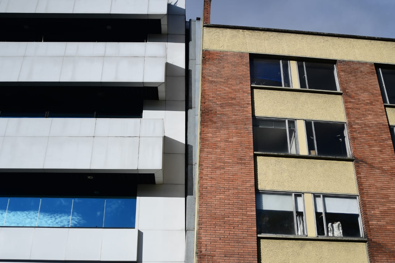 Propietarios del Edificio Fuencarraz aseguran que, en los próximos días, enviarán una carta a la Alcaldía de Chapinero, con la intención de que se apersone del caso y tome cartas sobre el asunto. Pues con el paso de los años el grado de inclinación se viene acrecentando y con este el riesgo de que ocurra una tragedia.