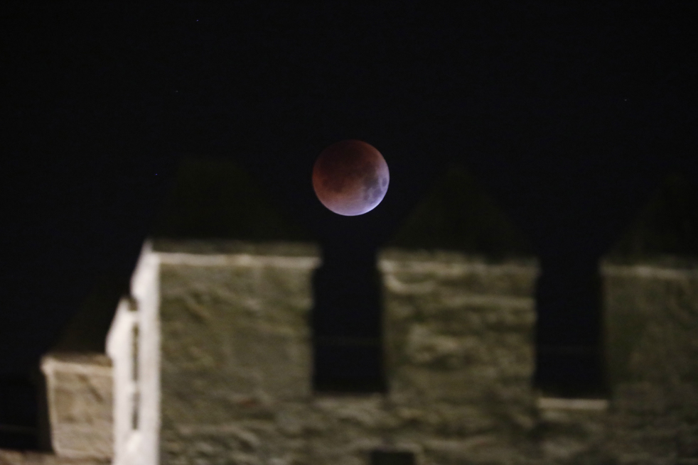 El eclipse solo fue visible en algunas ciudades de Europa. Acá vista de la Luna sobre las almenas de la torre de la Calahorra, en la ciudad de Córdoba, en España.