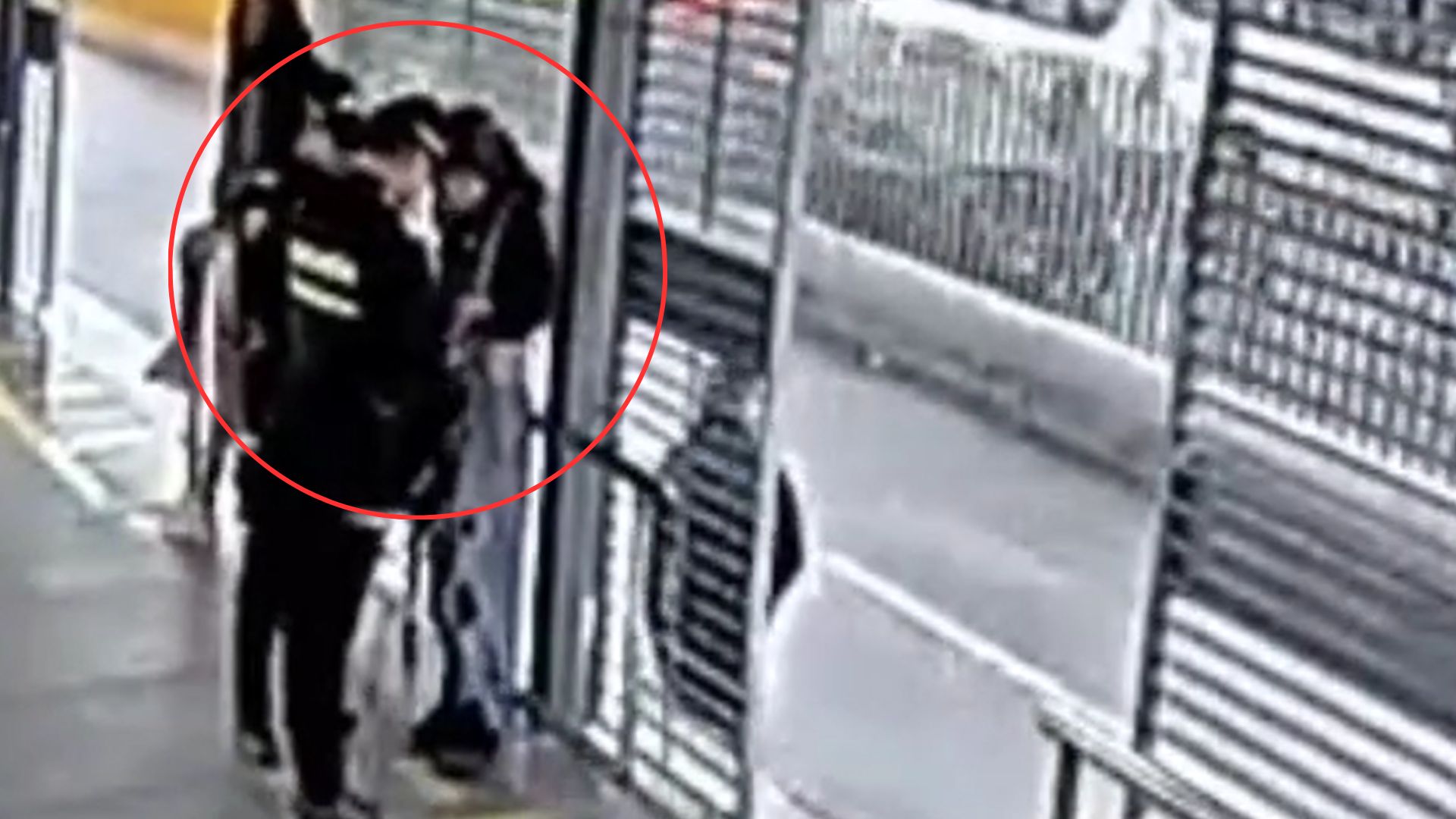Menor de edad pretendía viajar en Transmilenio con un kilo de marihuana