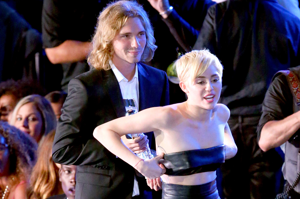 Pareja de Miley Cyrus en los MTV es buscado por la justicia