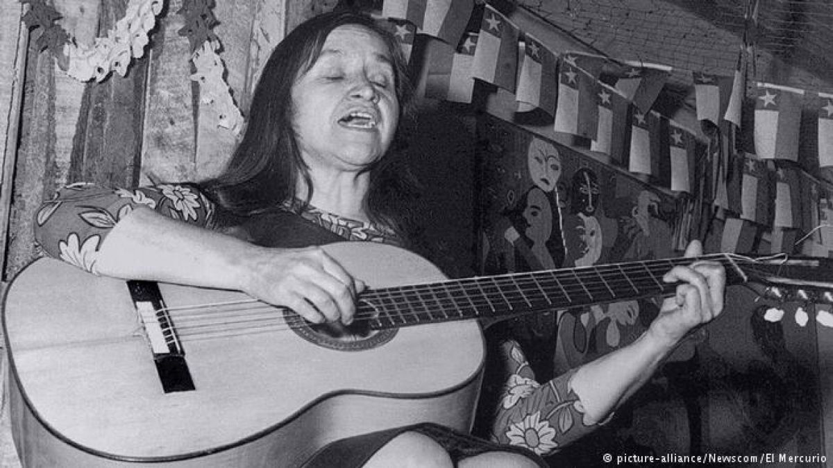 Violeta Parra y su guitarra, una inmortal postal de la cantautora chilena.  / Archivo
