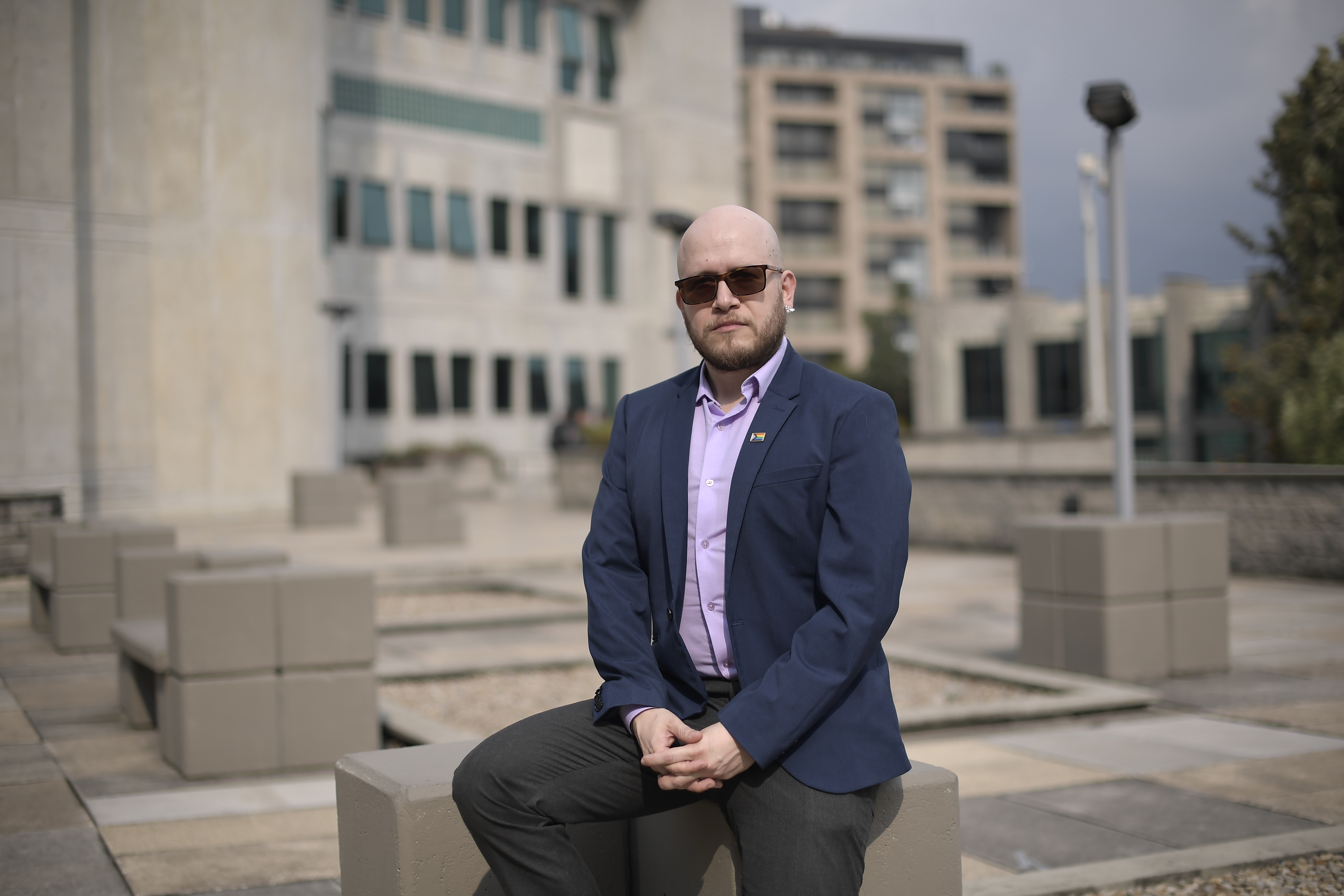 Mauricio Noguera es abogado de la Universidad Nacional y cuenta con estudios en Género y Derecho.