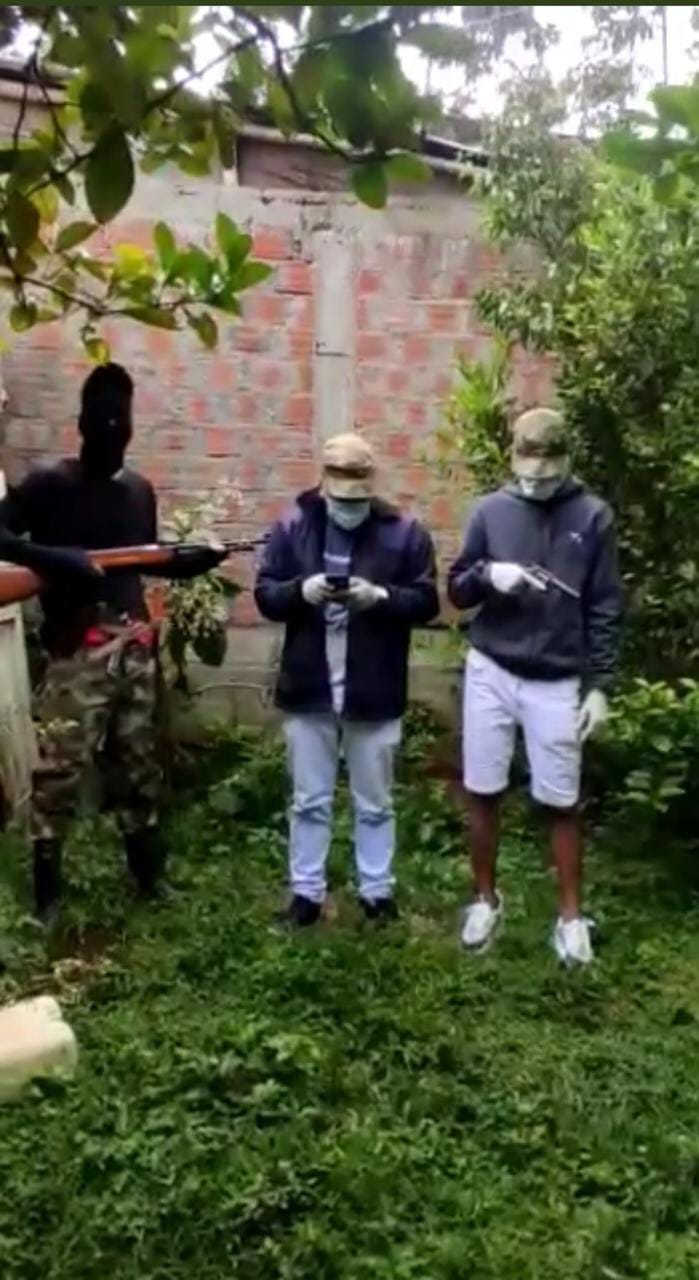 Criminales, presuntamente jóvenes, se graban amenazando a comerciantes de Barranquilla. Los sujetos, con armas, anuncian sus condiciones para que dichos comerciantes paguen su "vacuna".