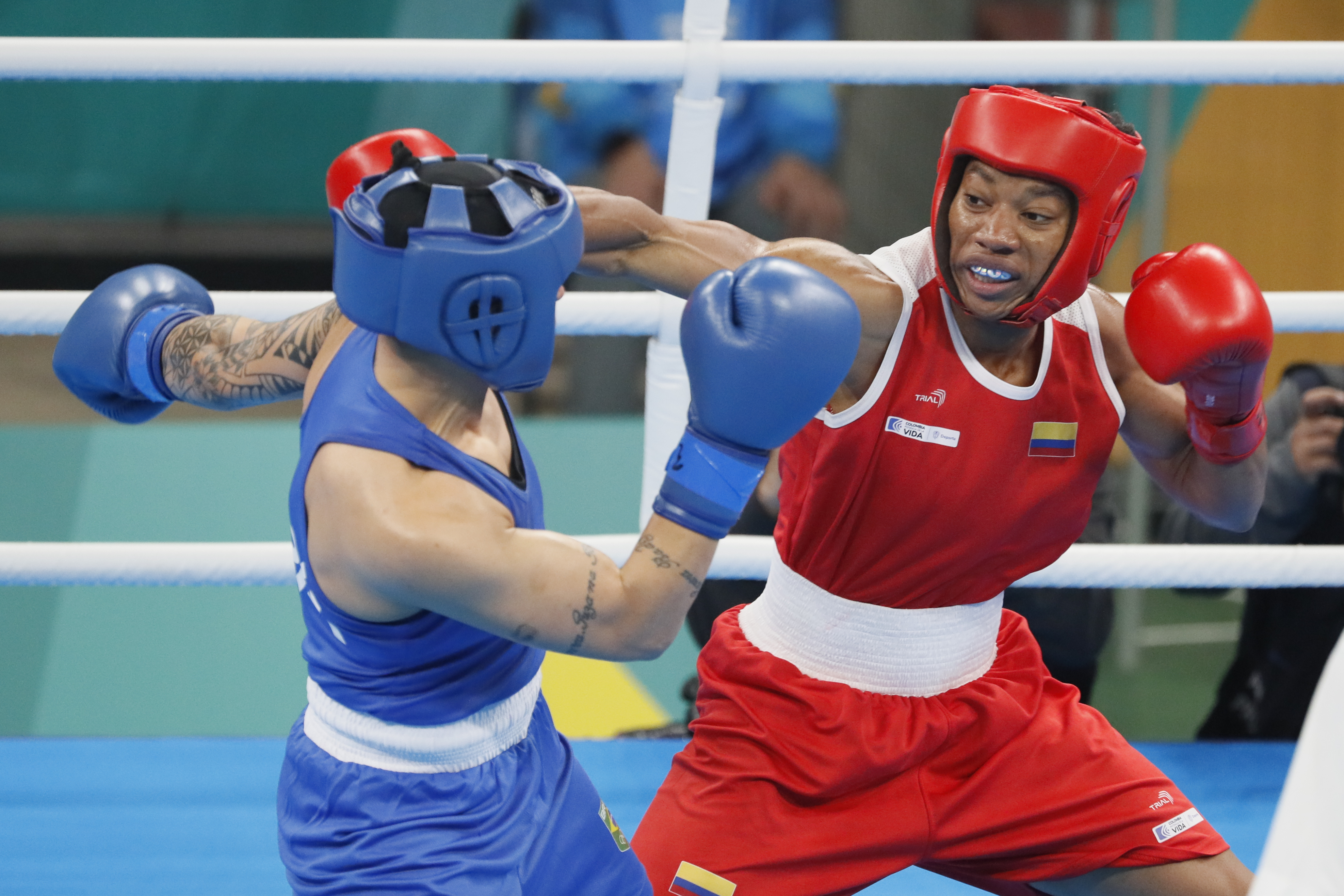 AMDEP1713. SANTIAGO (CHILE), 27/10/2023.- Angie Valdés (d) de Colombia enfrenta a Beatriz Soares Ferreira de Brasil hoy, en boxeo femenino 60kg durante los Juegos Panamericanos 2023 en Santiago (Chile). EFE/ Carlos Ortega