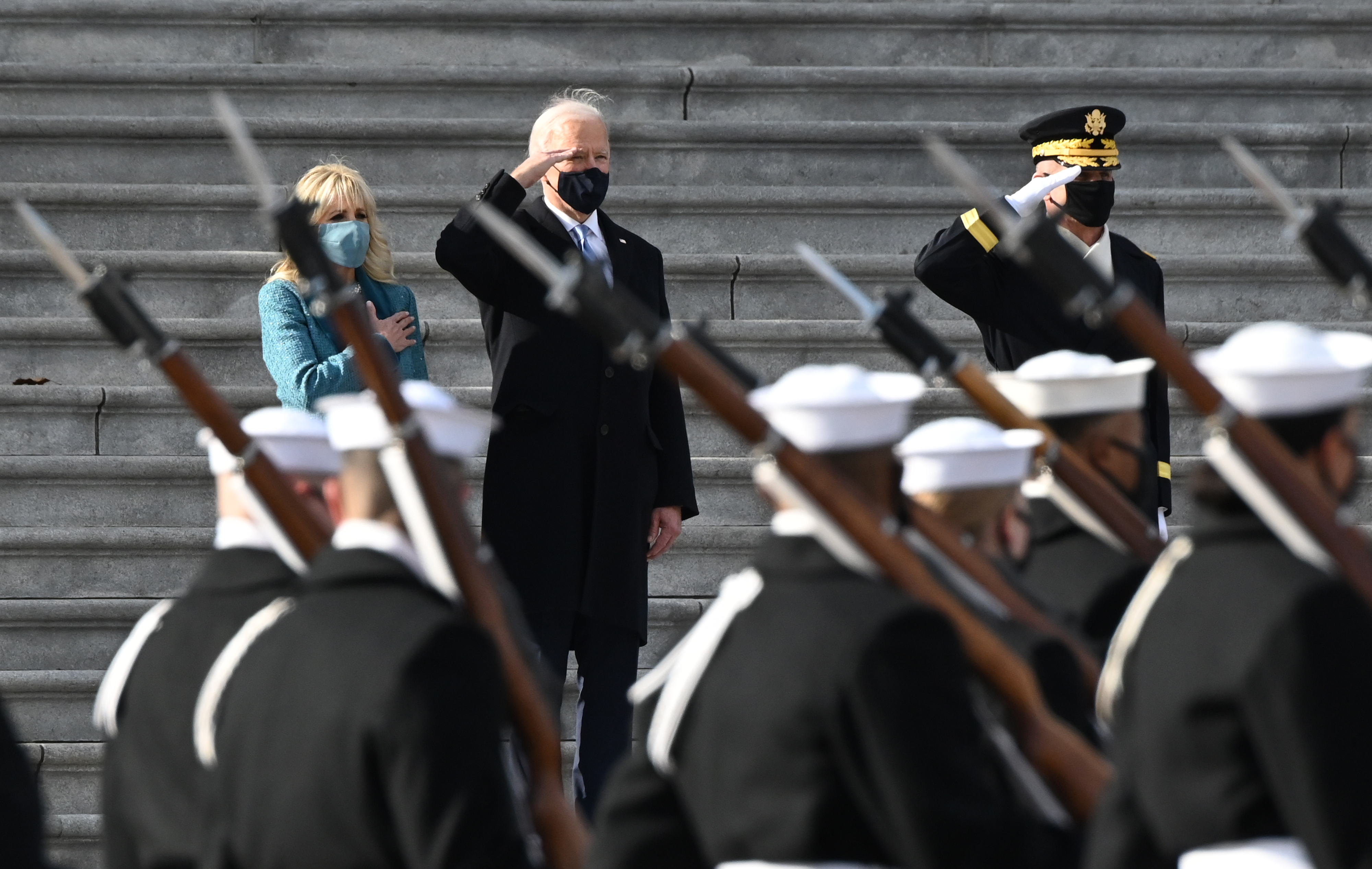 La primera dama de los Estados Unidos, Jill Biden, y el presidente Joe Biden, revisan las tropas en el Capitolio de los Estados Unidos