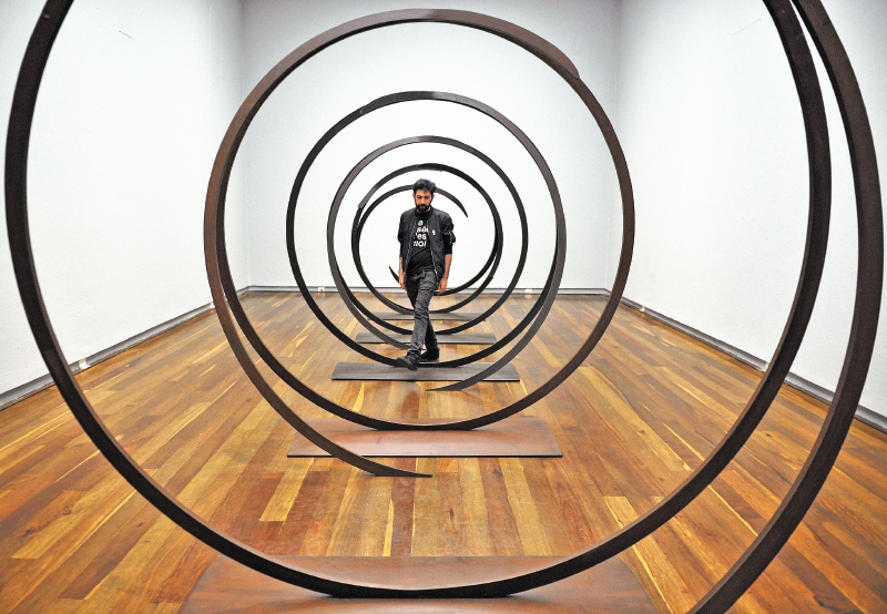 En la galería Alonso Garcés se expone la muestra “Umbrales”, de Lydia Azout. Esta pieza se titula “Umbral dinámico” (2017).  / Mauricio Alvarado