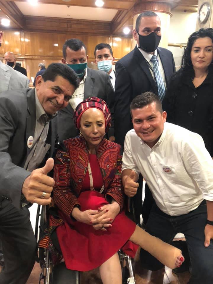 Yeniver Valderrama (de blanco a la derecha), junto a Piedad Córdoba en el salón rojo del Hotel Tequendama, durante un acto proselitista del Pacto Histórico.