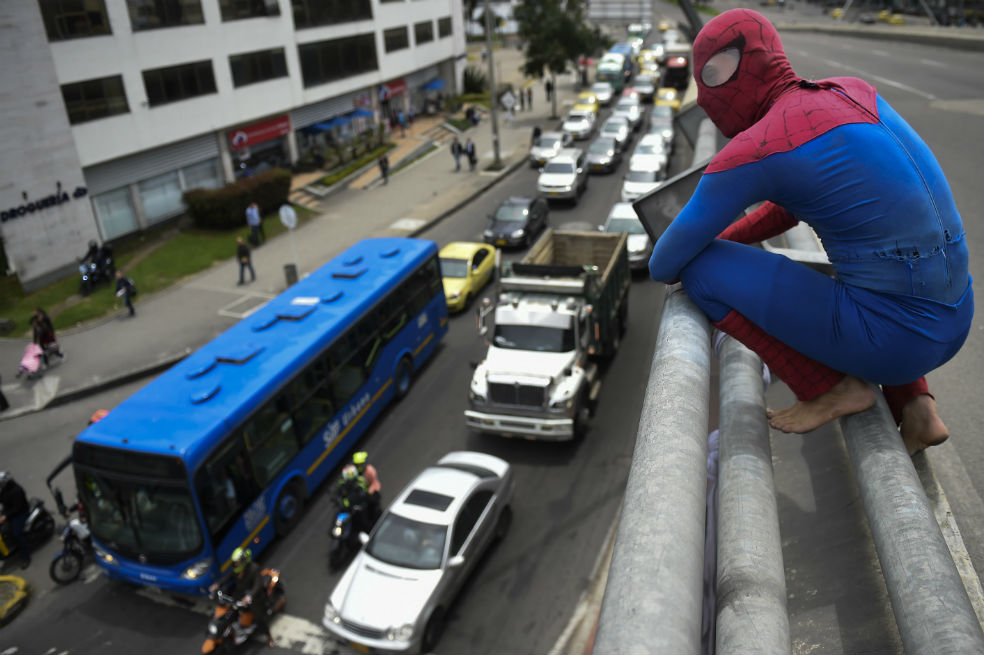 «Spiderman» dejó Nueva York y ahora pasea por los cielos de Bogotá