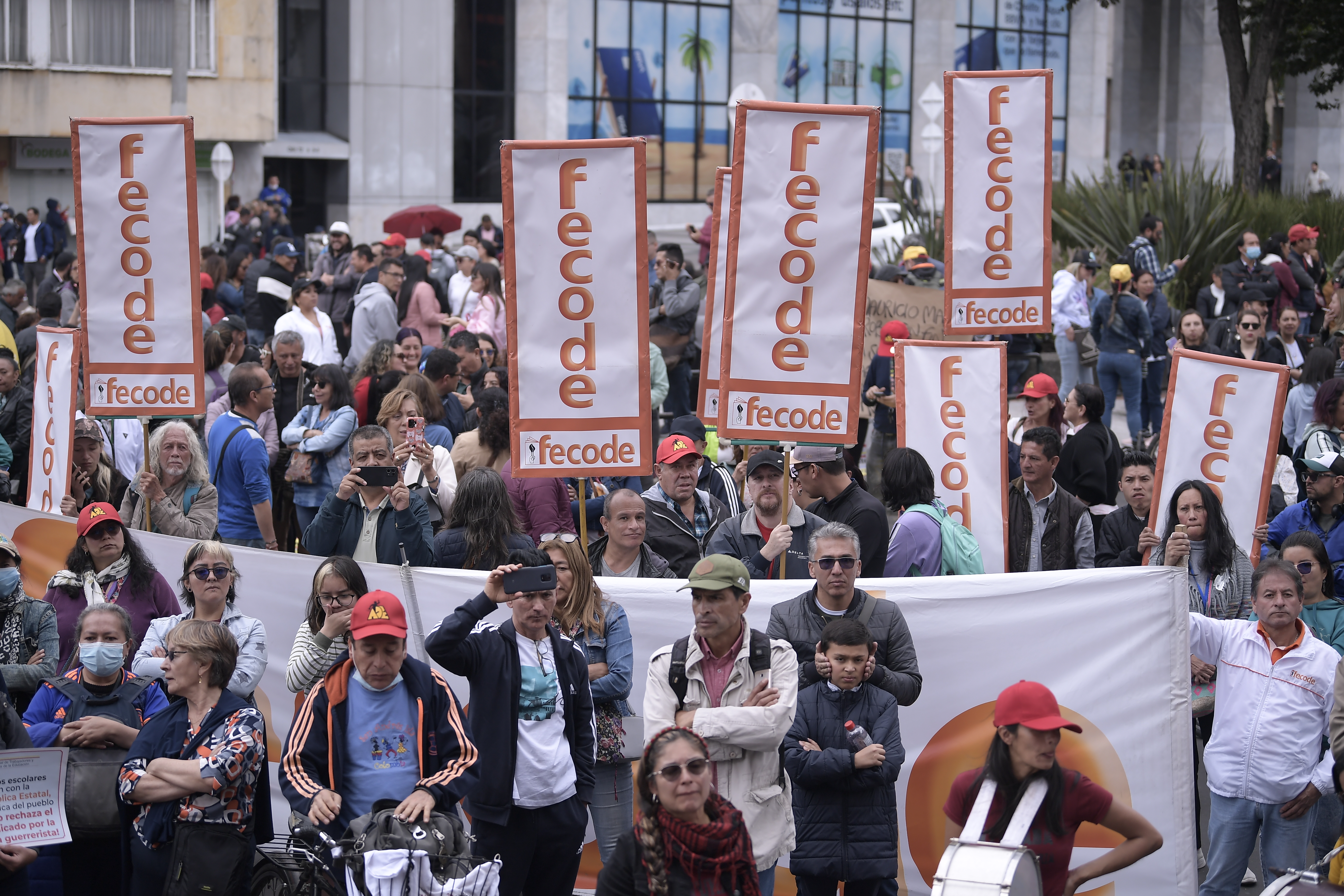 La Federación Colombiana de Educadores (Fecode) realizó un paro nacional este miércoles 30 de agosto. Protestaban por el régimen especial de salud del magisterio, el proyecto de ley que busca prohibir las huelgas de profesores y el proyecto de ley que pretende que regresen los bonos escolares.