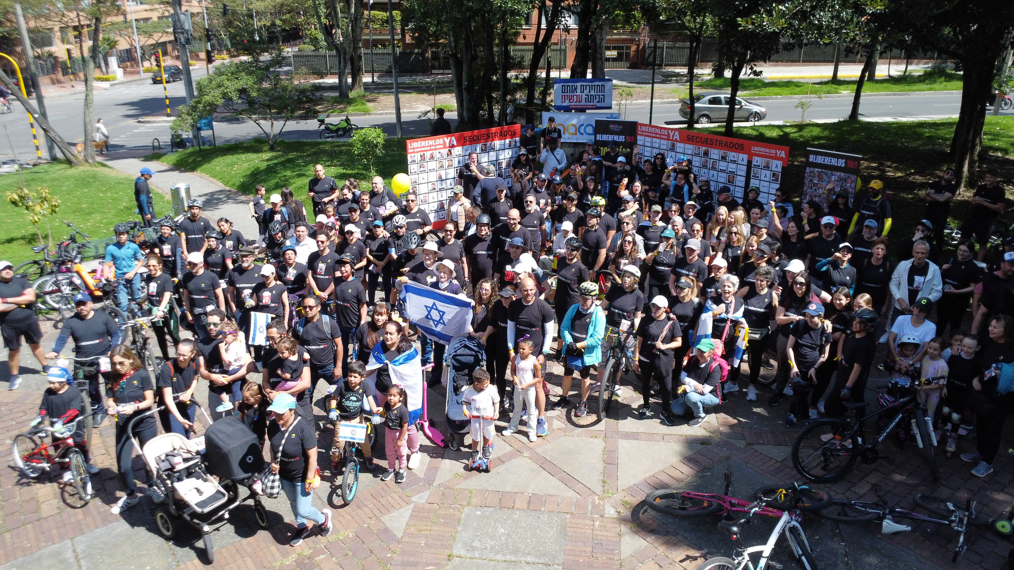 En Bogotá, Macabi Colombia, la Embajada de Israel y la Comunidad Yovel convocaron a cientos de personas que se unieron a la iniciativa, pedaleando por la Ciclovía para recordar a los secuestrados que permanecen en cautiverio y exigiendo su pronta liberación, con camisetas alusivas en las que se resaltaba la frase “¡Libérenlos YA!”.