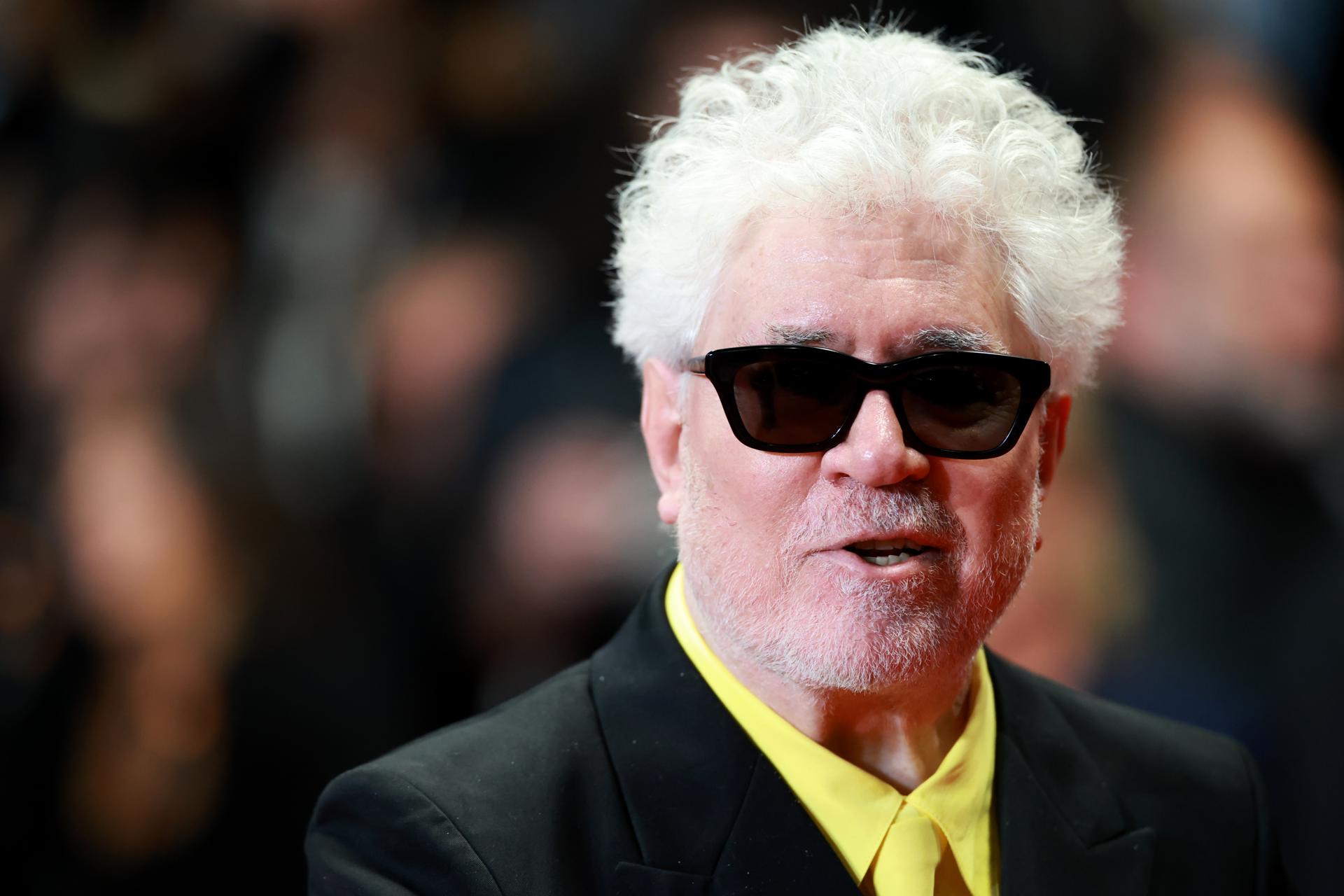 Almodóvar es aplaudido durante 8 minutos por Amarga Navidad: “Muy emocionado” ¿De qué trata?
