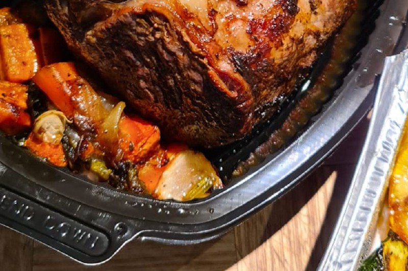 Si lo desea, puede preparar una salsa en la misma sartén que usó para dorar la carne, desglasando con vino tinto, caldo de carne, crema de leche y sal. Deje reducir, cuele y sirva con la carne.  / Cortesía: Harry Sasson