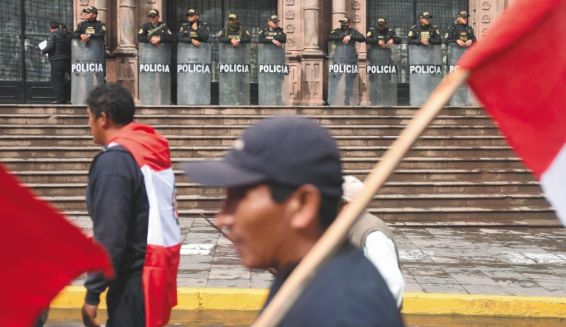 Sin adelanto de elecciones, Perú no encuentra la salida del laberinto político