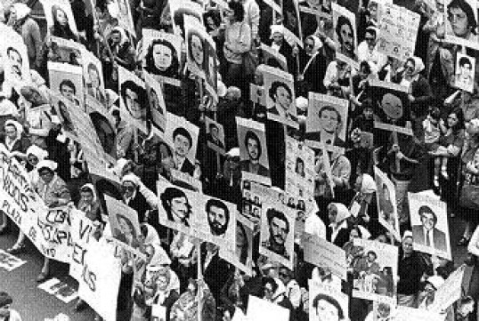 Miles de chilenos apoyan museo sobre la dictadura y honran a sus víctimas