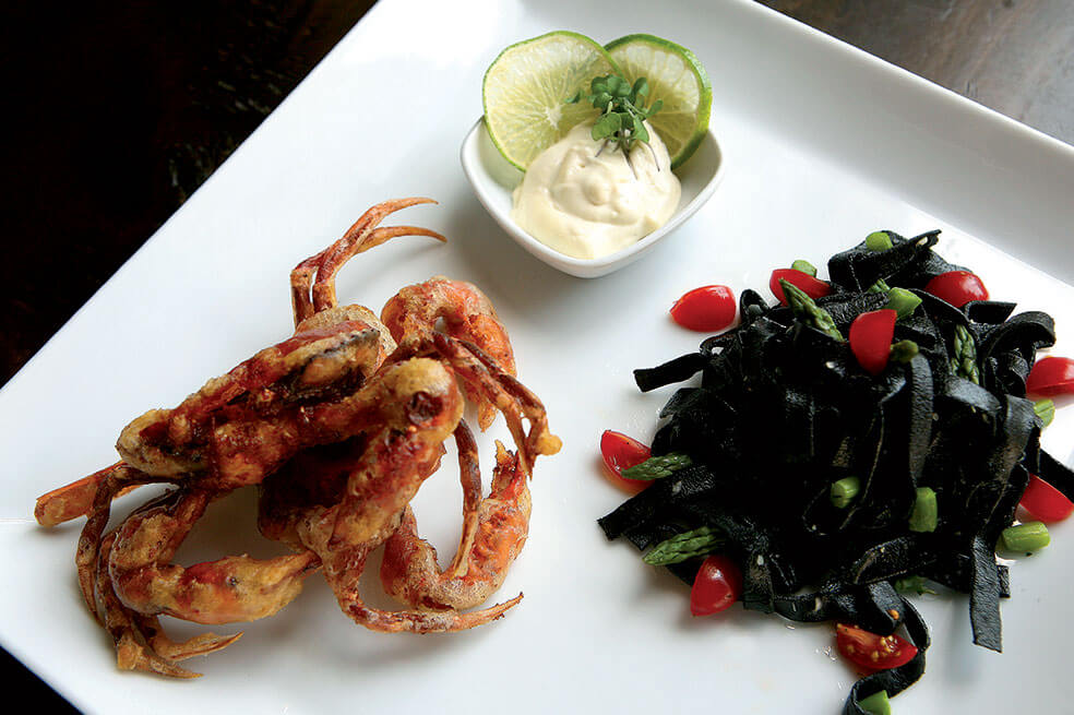 Fettuccine de tinta de calamar con tempura de cangrejo y alioli de limón