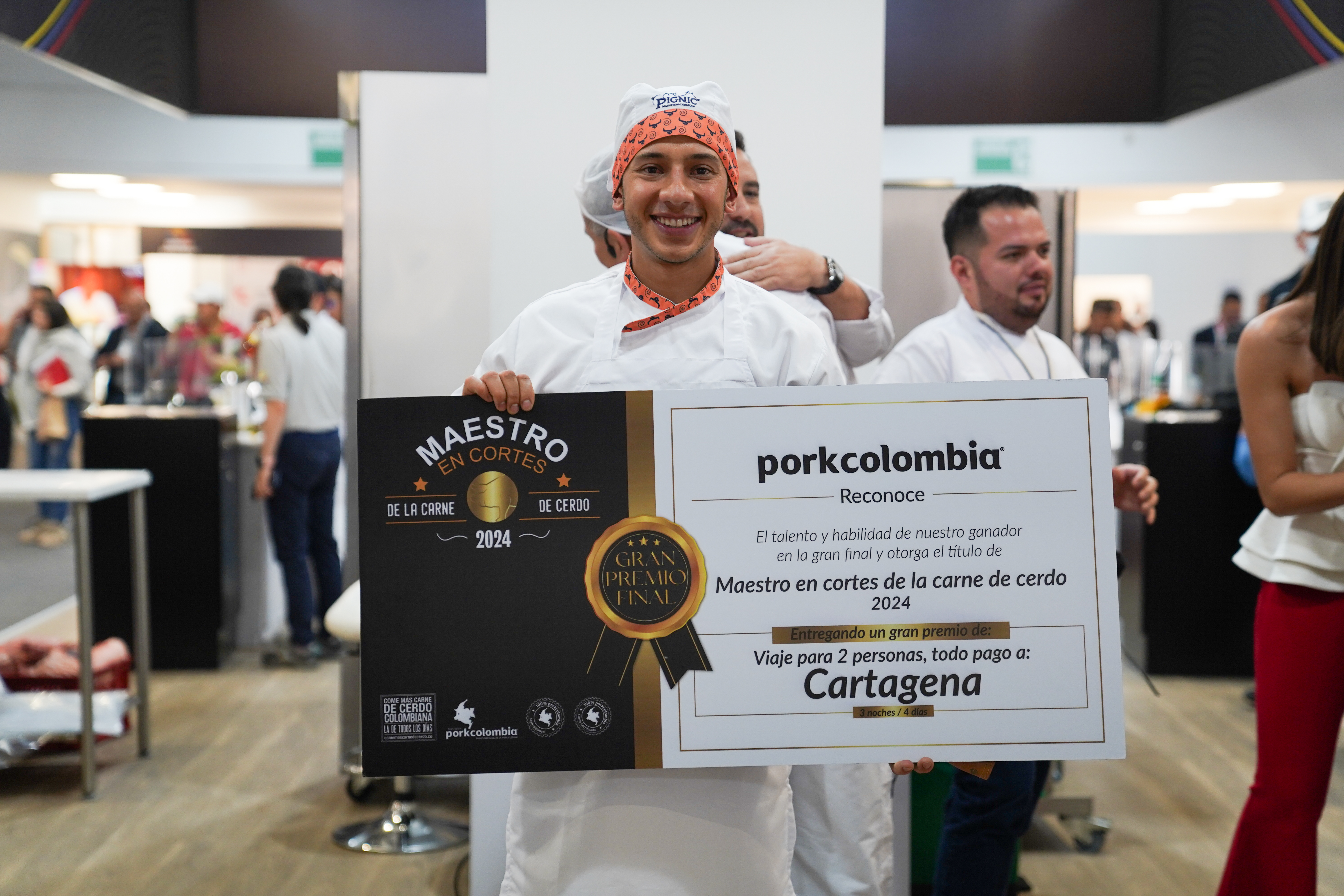“Jorge Delgadillo, nuestro ganador, demostró ser una persona con el talento, la habilidad, la limpieza, la destreza y el manejo de producto. También le mostró a la gente que la carne de cerdo es un plato que nosotros debemos consumir en nuestros hogares”, aseguró el chef José Luis Rivera acerca del Maestro en Cortes de la Carne de Cerdo 2024 de Porkcolombia.
