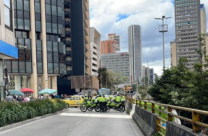 La mañana del lunes 25 de noviembre un grupo de manifestantes bloqueó la carrera séptima con calle 32, en el centro de la ciudad.