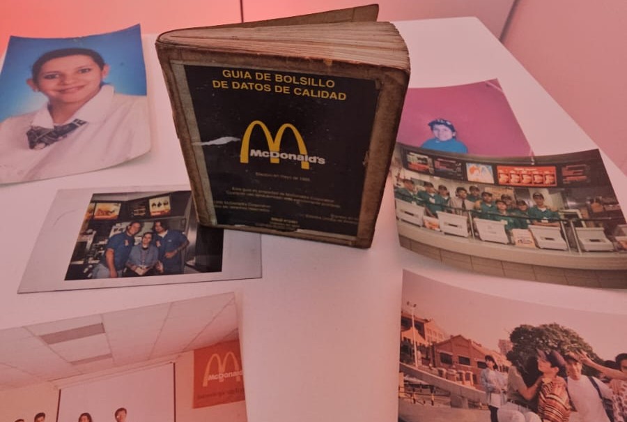 Fotos del primer restaurante, la primera guía de bolsillo y una de las primeras trabajadoras y que, como Mc Donald's, cumplió 30 años al interior de la compañía.