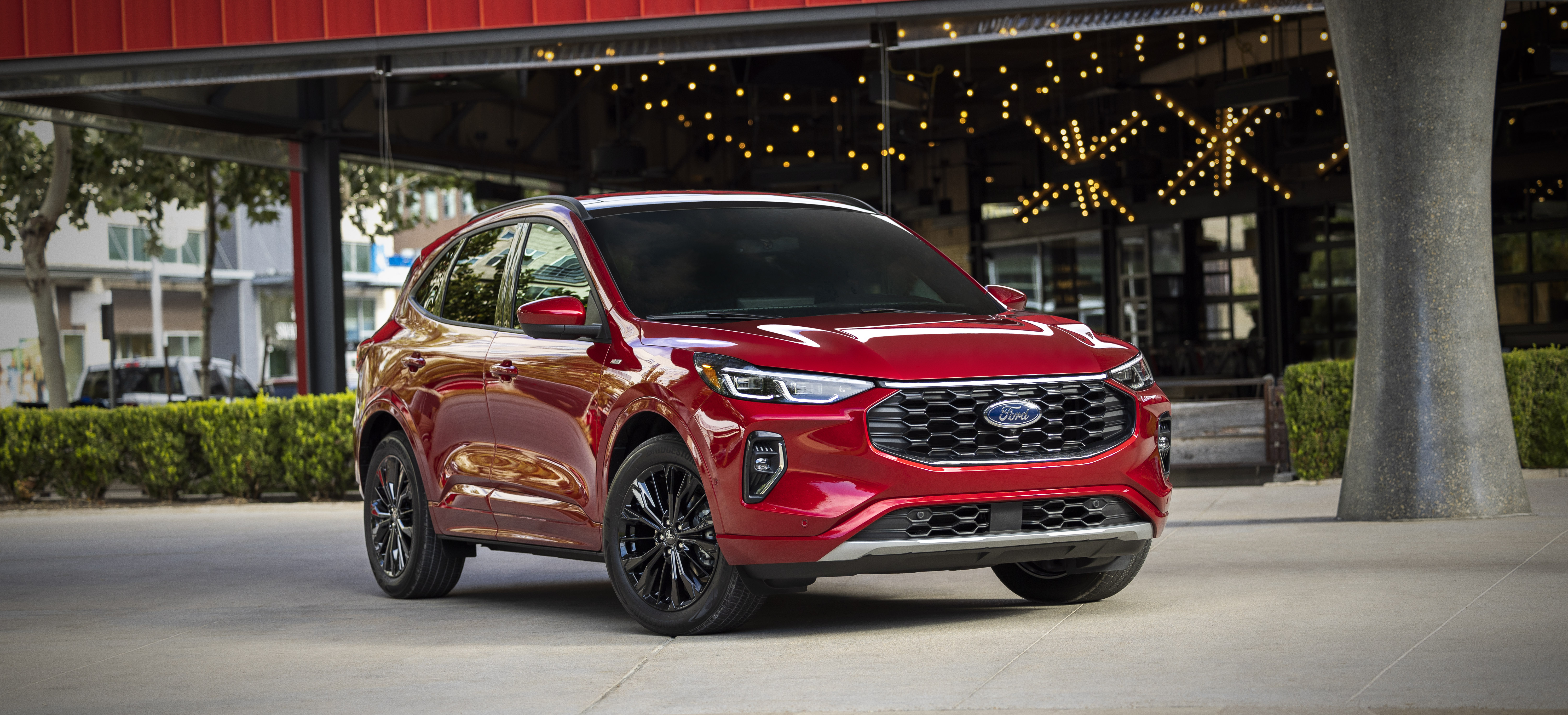 La nueva Ford Escape 2023 actualizó su exterior. Tanto la parrilla como el bómper trasero cambiaron, dándole una similitud como los modelos Edge y Explorer.