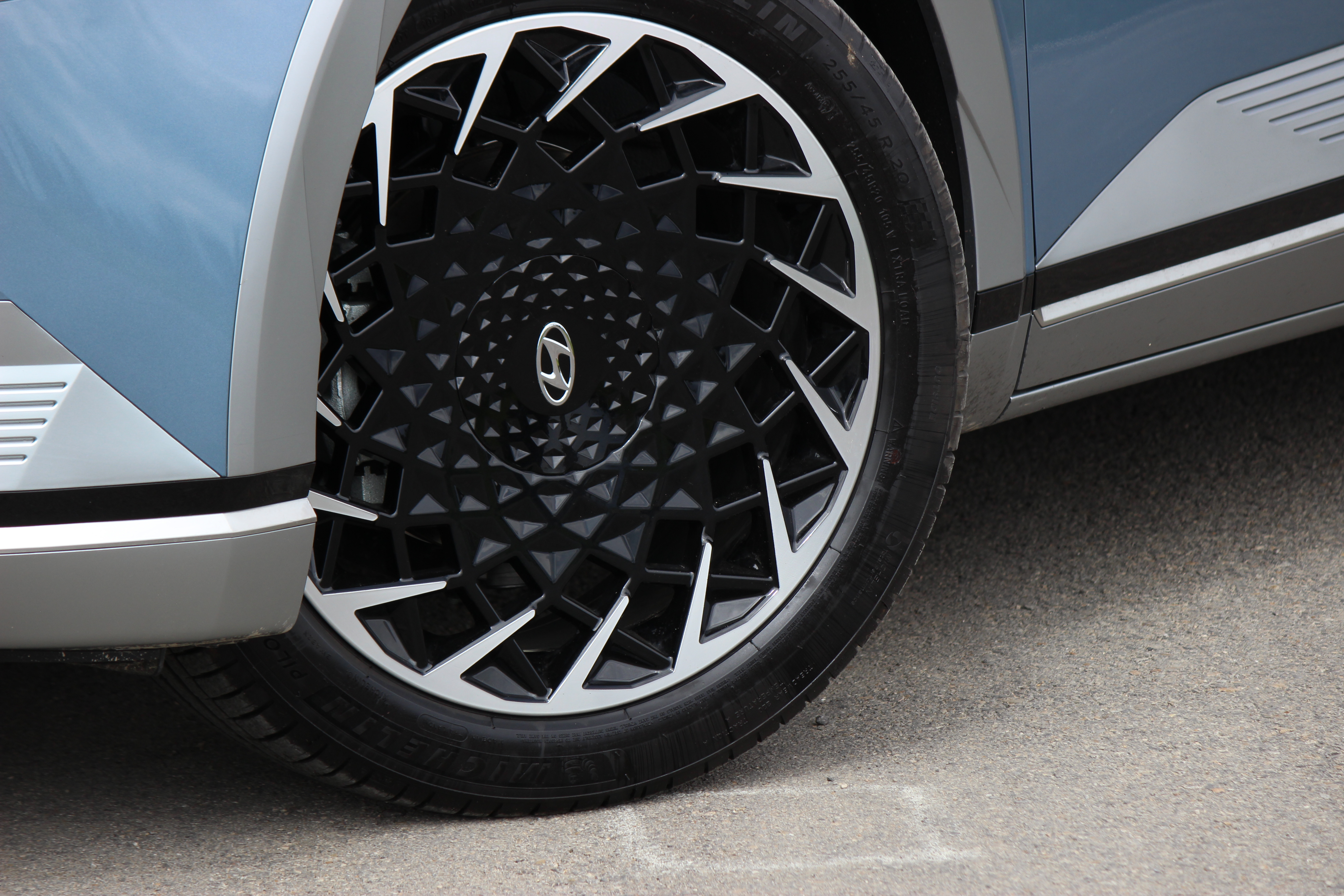 La especificación de sus llantas es 255/45R20.