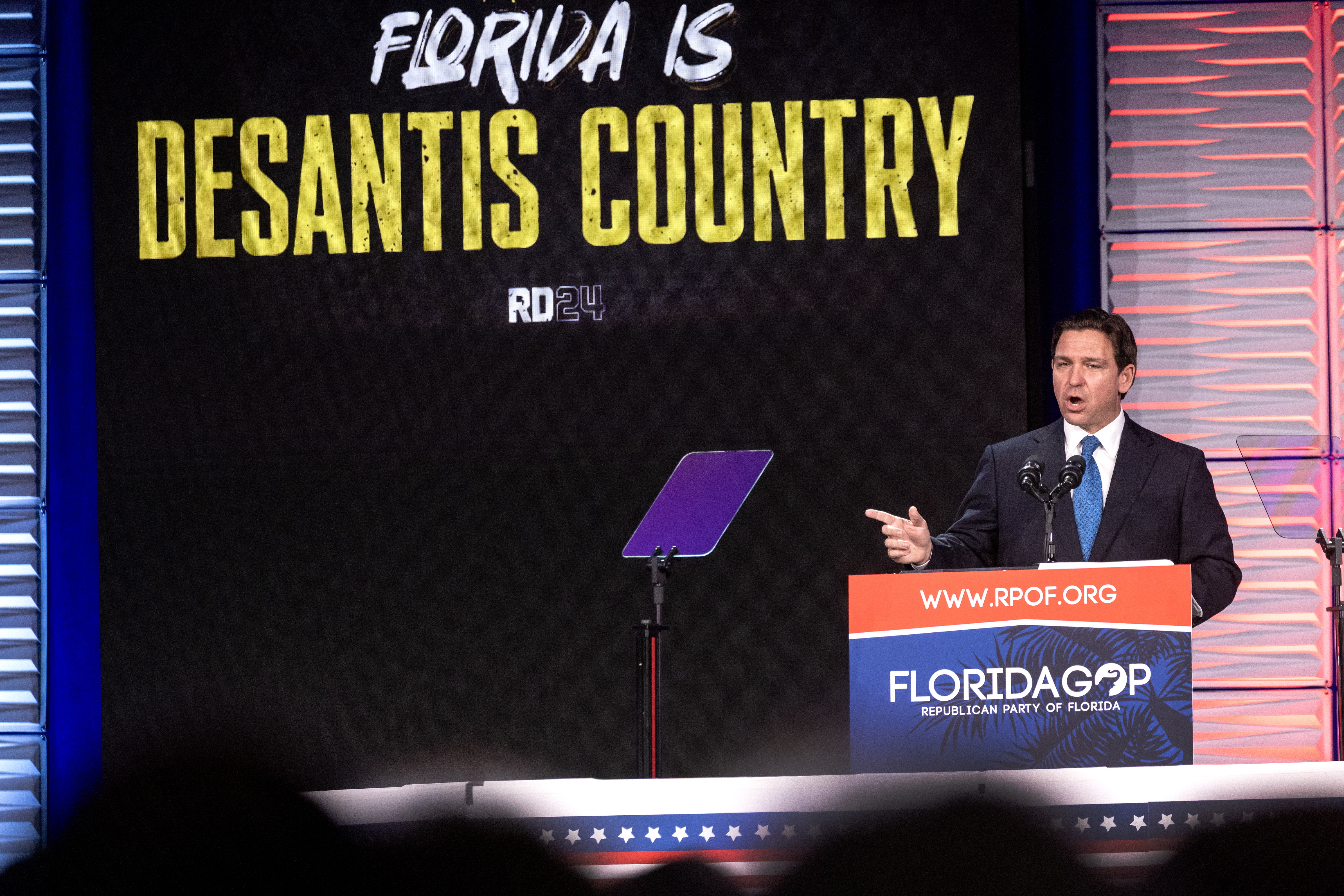 Kissimmee (United States), 04/11/2023.- Florida Governor Ron DeSantis, a candidate in the 2024 United States presidential election, speaks during the Florida Freedom Summit at the Gaylord Palms Resort in Kissimmee, Florida, USA, 04 November 2023. Former US president Donald Trump is expected to attend the GOP event. (Elecciones, Estados Unidos) EFE/EPA/CRISTOBAL HERRERA-ULASHKEVICH