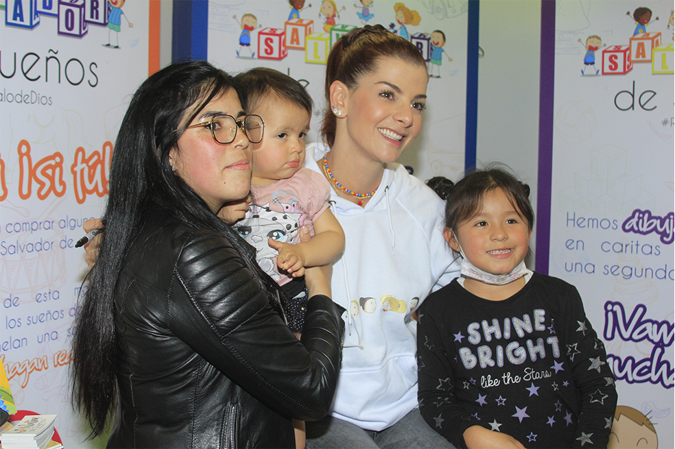 Carolina Cruz con algunos de sus fans