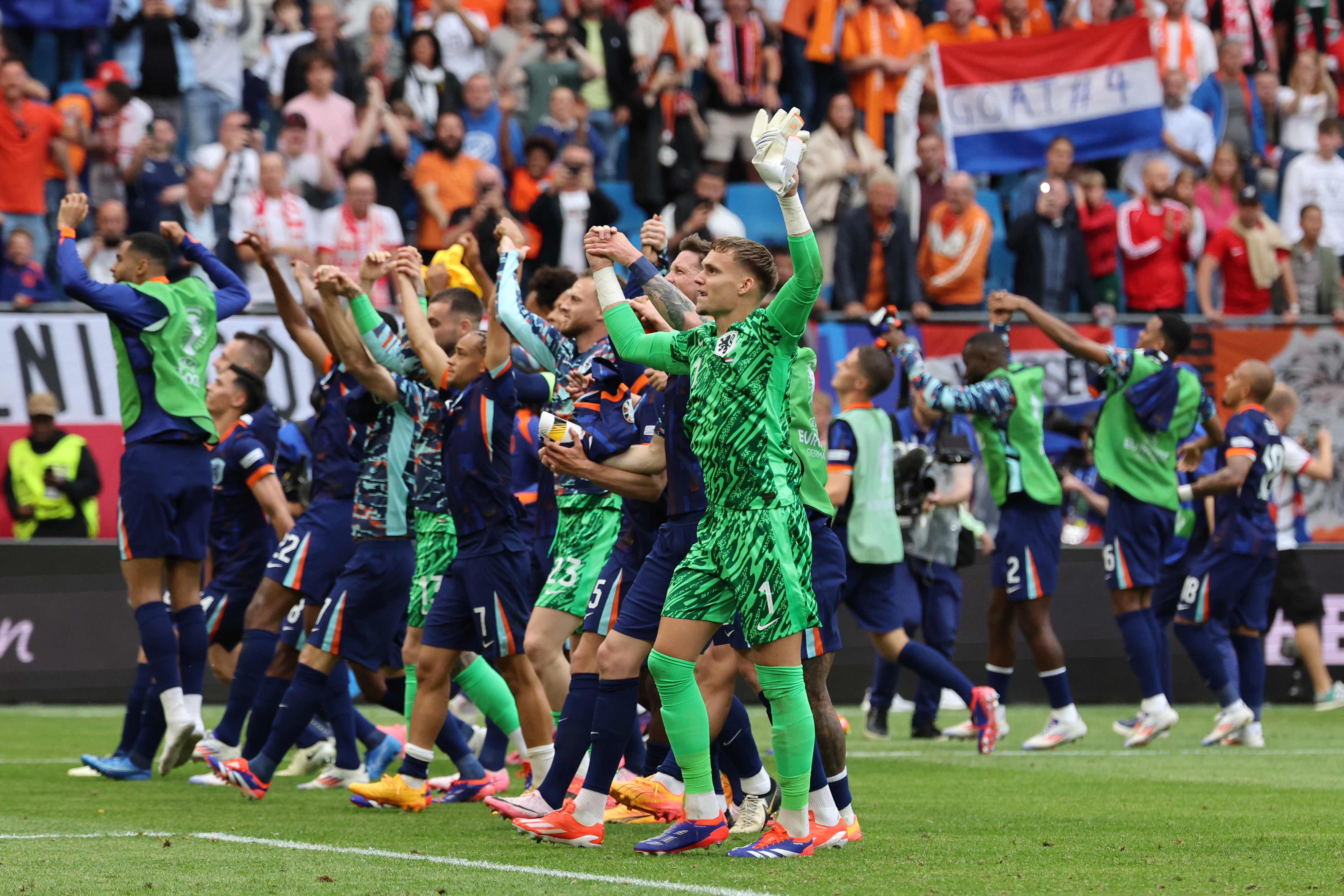 Hamburg (Germany), 16/06/2024.- Goalkeeper Bart Verbruggen (C) of the Netherlands celebrates after winning the UEFA EURO 2024 group D match between Poland and Netherlands, in Hamburg, Germany, 16 June 2024. (Alemania, Países Bajos; Holanda, Polonia, Hamburgo) EFE/EPA/ABEDIN TAHERKENAREH