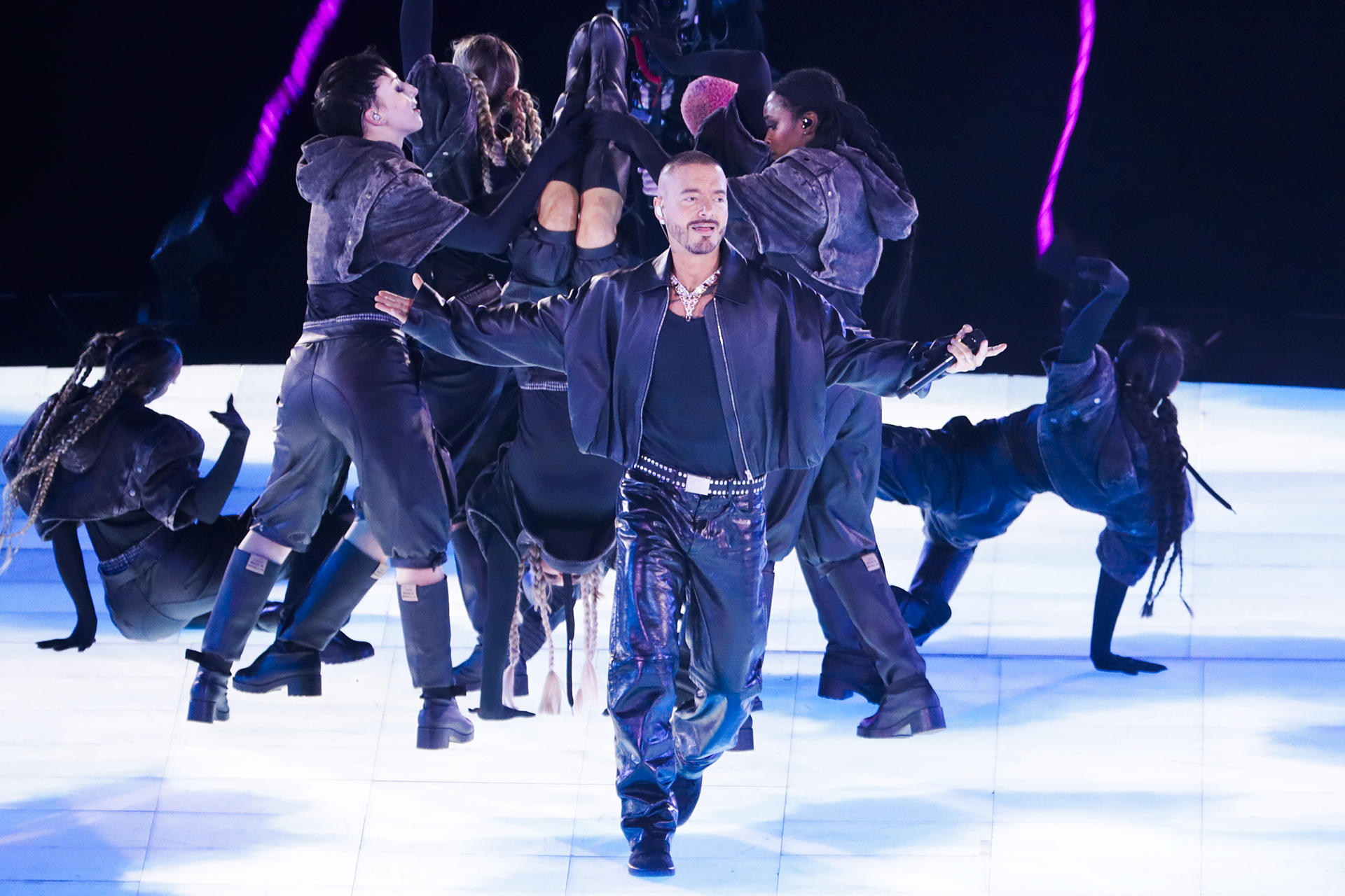 La historia de los outfits que usaron J Balvin y sus invitados en Bogotá