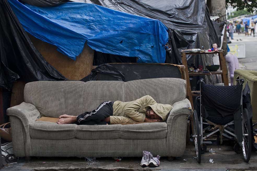 Un habitante de calle descansa en una calle de São Paulo, Brasil, país que ha  avanzado en la reducción de la inequidad.  / AFP
