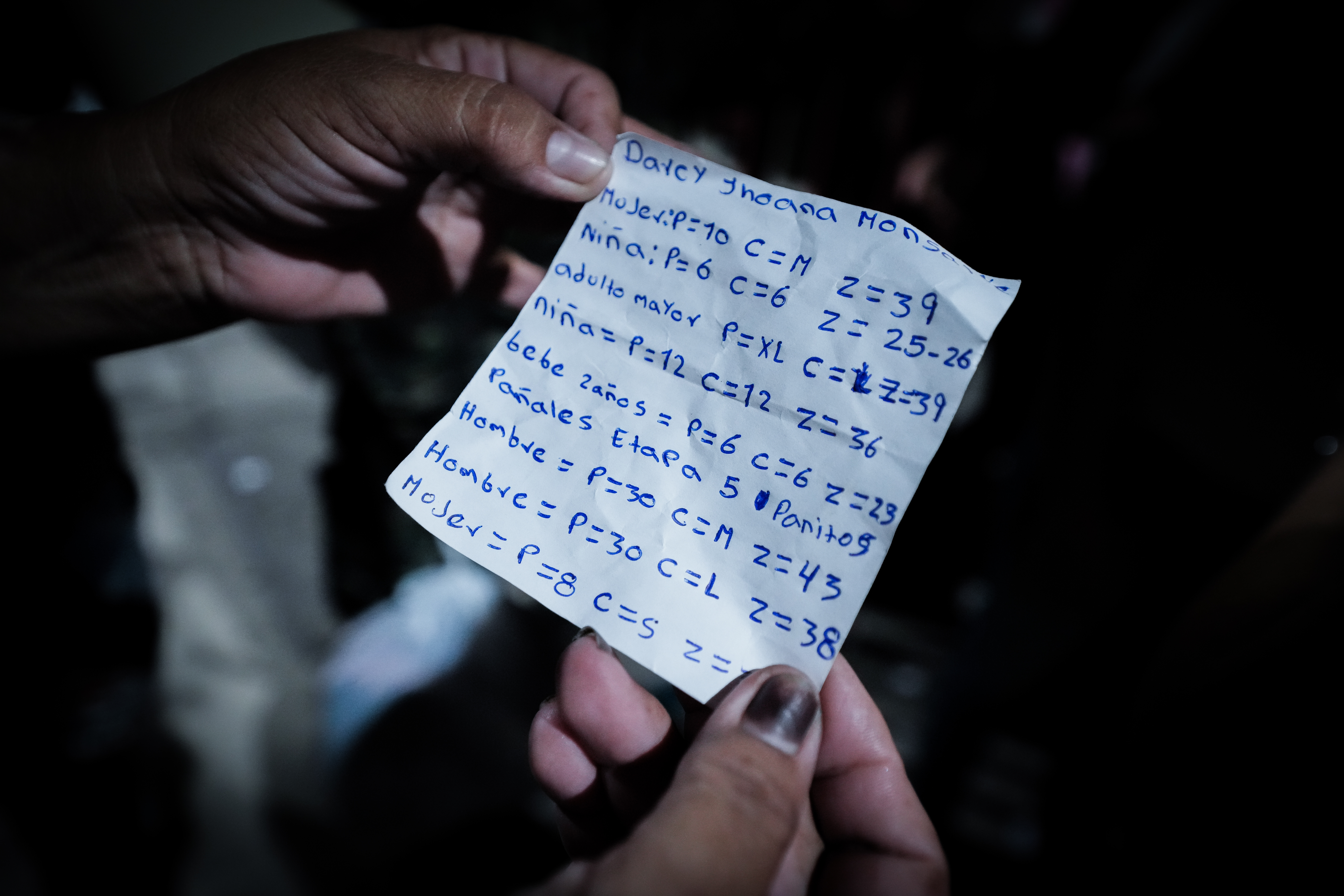 La mayoría de desplazados que llegaron hasta Cúcuta llegaron sin nada. Repetían que lo material no importaba. En el estadio General Santander, las víctimas anotaban en un papel sus tallas para que les dieran ropa y zapatos.