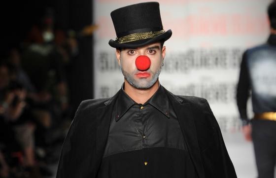 El juego teatral en la pasarela de Daniel Hoyos