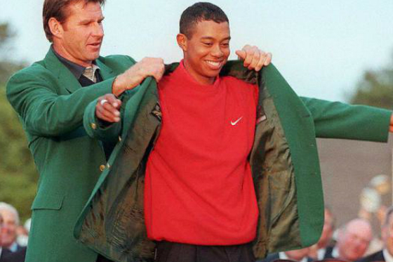 Tiger Woods, cuando en 1997 ganó la chaqueta verde, que viste al mejor en el Masters de Augusta. / AFP