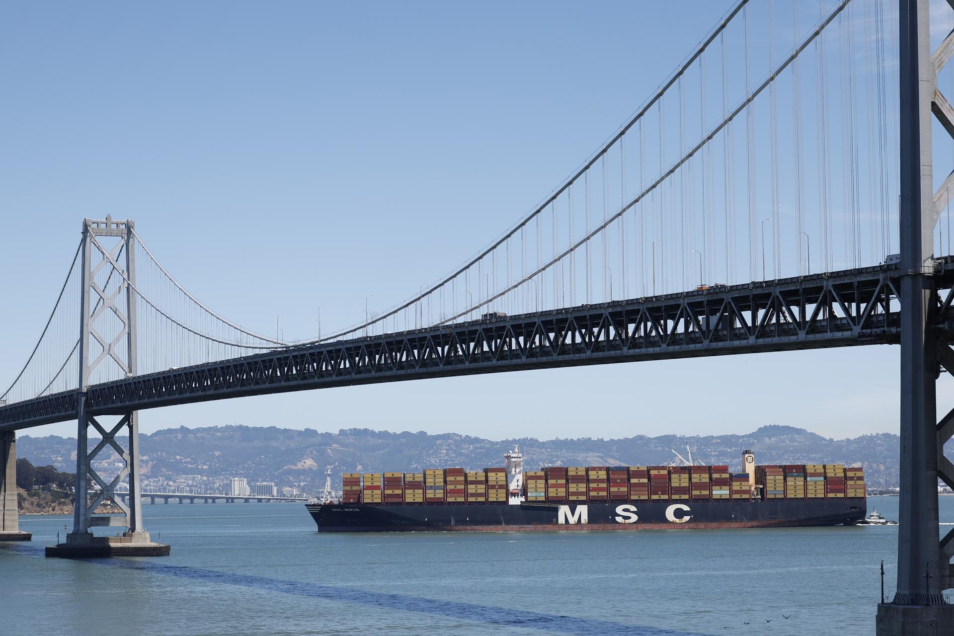 OAKLAND (United States), 08/08/2025.- Container ship MSC Mirja sailing under the flag of Liberia makes its way towards the San Francisco Bay Bridge in San Francisco, California, USA, 07 August 2025. MSC Mirja is in route to Qingdao, China as US President Trump began levying higher import taxes on dozens of countries. (Protestas) EFE/EPA/JOHN G MABANGLO