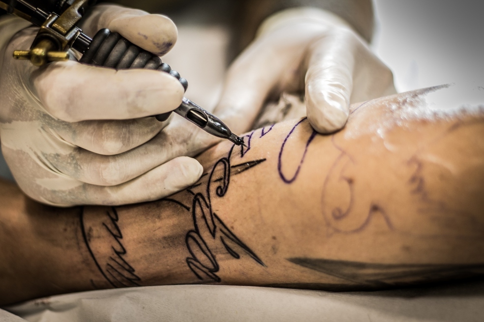 Habitante de calle polaco denuncia en España a británico que le pagó por tatuarse