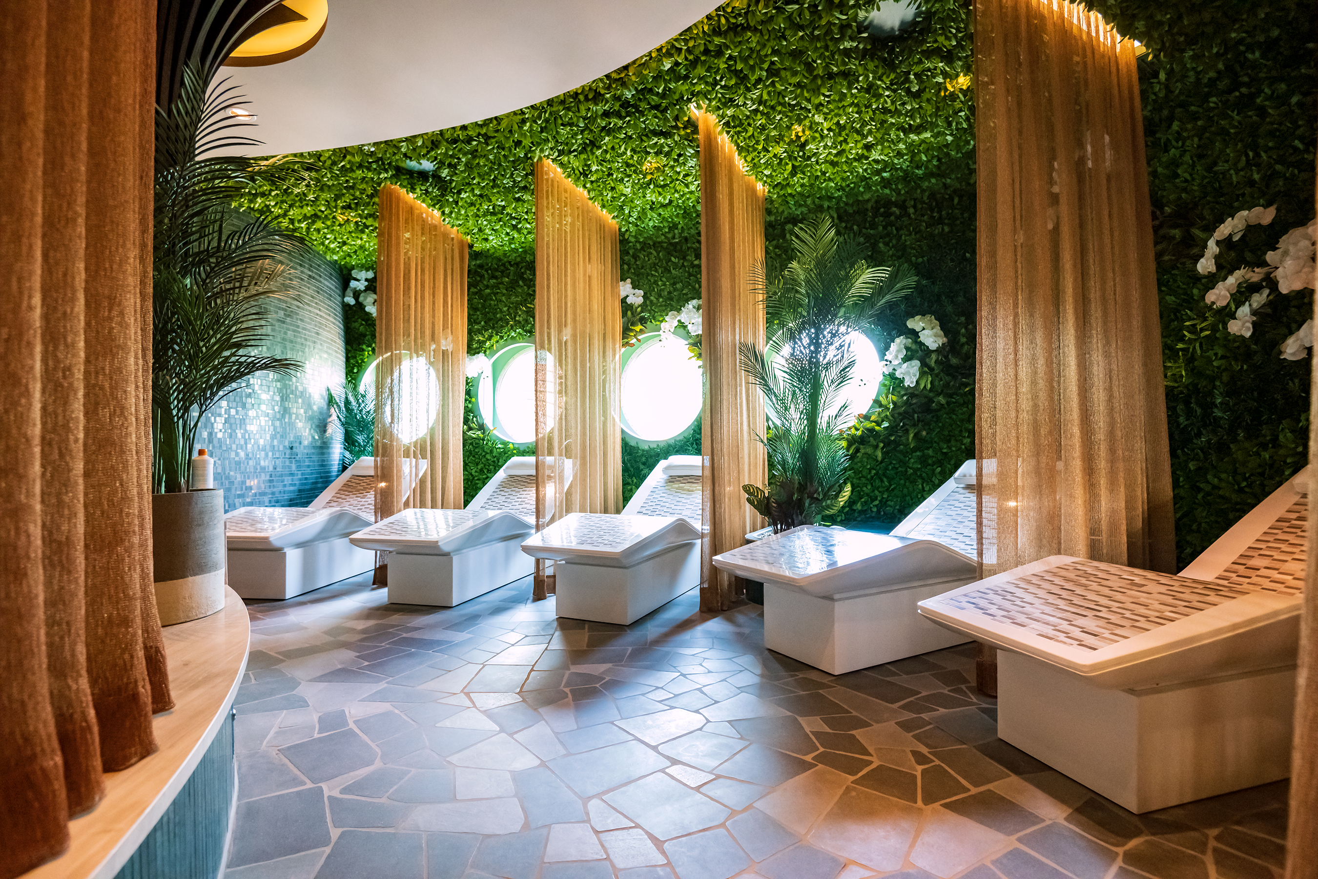 Los adultos pueden cenar, relajarse y sumergirse en entornos mágicos diseñados solo para ellos a bordo del Disney Wish, desde restaurantes de lujo y sofisticados bares hasta una amplia área de piscinas y un spa de categoría mundial.