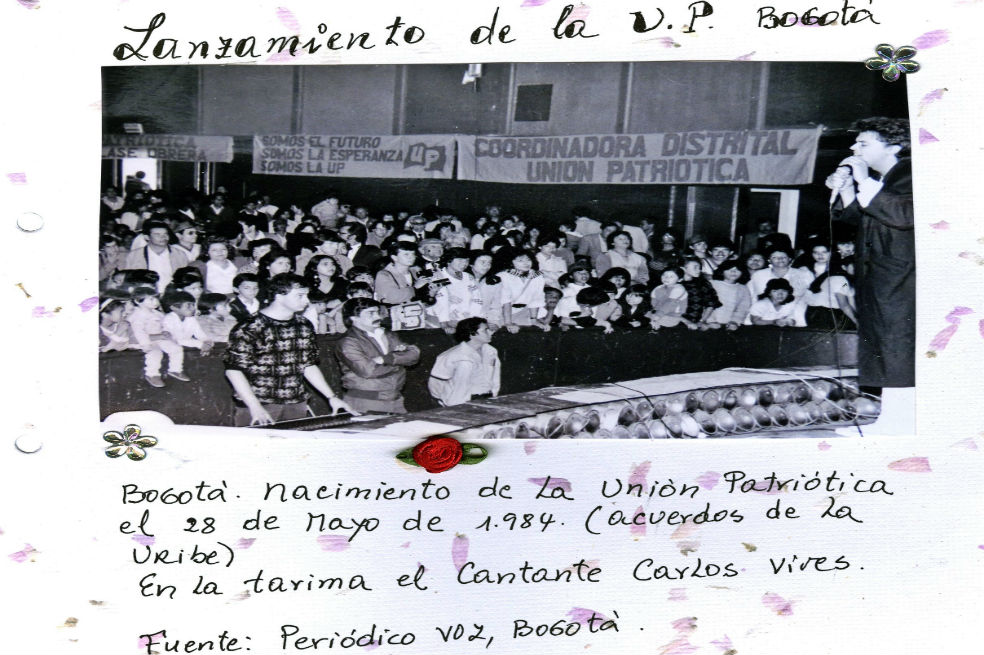 Foto familiar del lanzamiento de la Unión Patriótica, el 28 de mayo de 1984. En la tarima, el cantante Carlos Vives. / Periódico Voz